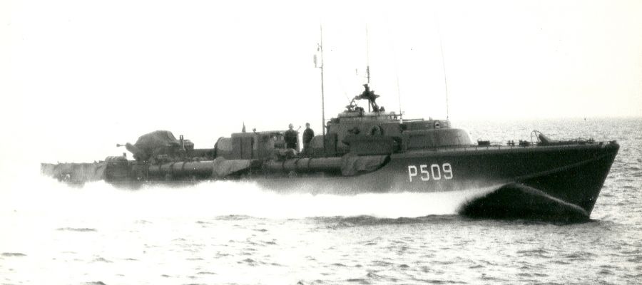 I 1975 kolliderer den danske motortorpedobåd Spurven med en norsk fiskekutter nord for Bergen. Begge fartøjer synker. Det bliver indledningen til jagten på en spion for Warszawapagten. 